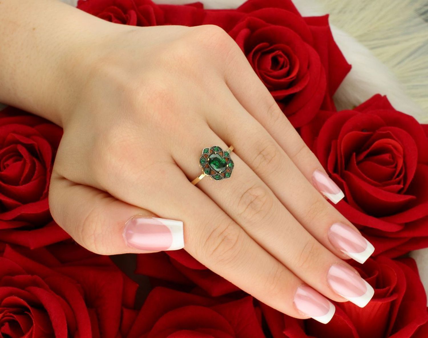 Złoty pierścionek damski PI 6623A 585 z owalnym wzorem i zielonymi cyrkoniami. Próba 585, rozmiar 17, waga 2,25 g. Idealny na prezent lub wyjątkową okazję.1.jpg